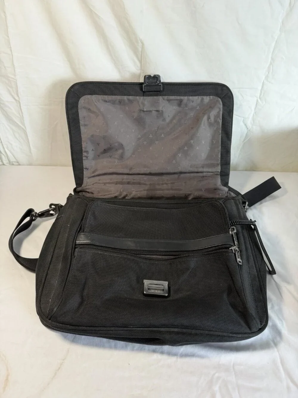 Tumi Black Nylon Padded Shoulder Messenger Bag for 15